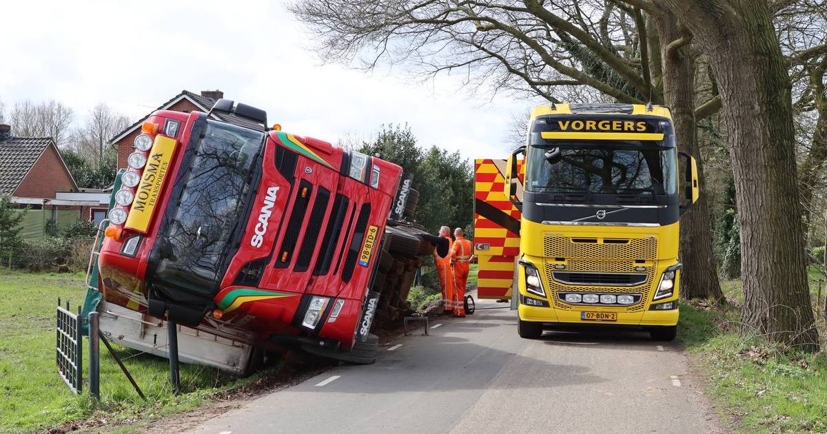 Vrachtwagen op zijn kant tussen De Lutte en Oldenzaal, weg dicht voor verkeer