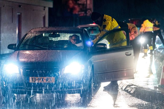 Automobilisten werden op de A2 ter hoogte van Zaltbommel gecontroleerd door de politie.