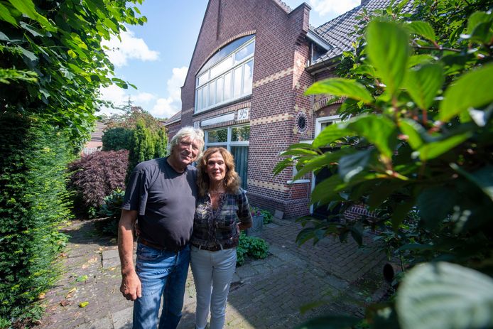 Ruurd en Yvonne Hallema voor hun bijzondere onderkomen aan de Ennekerdijk. Ze voelen zich er helemaal op hun plek.
