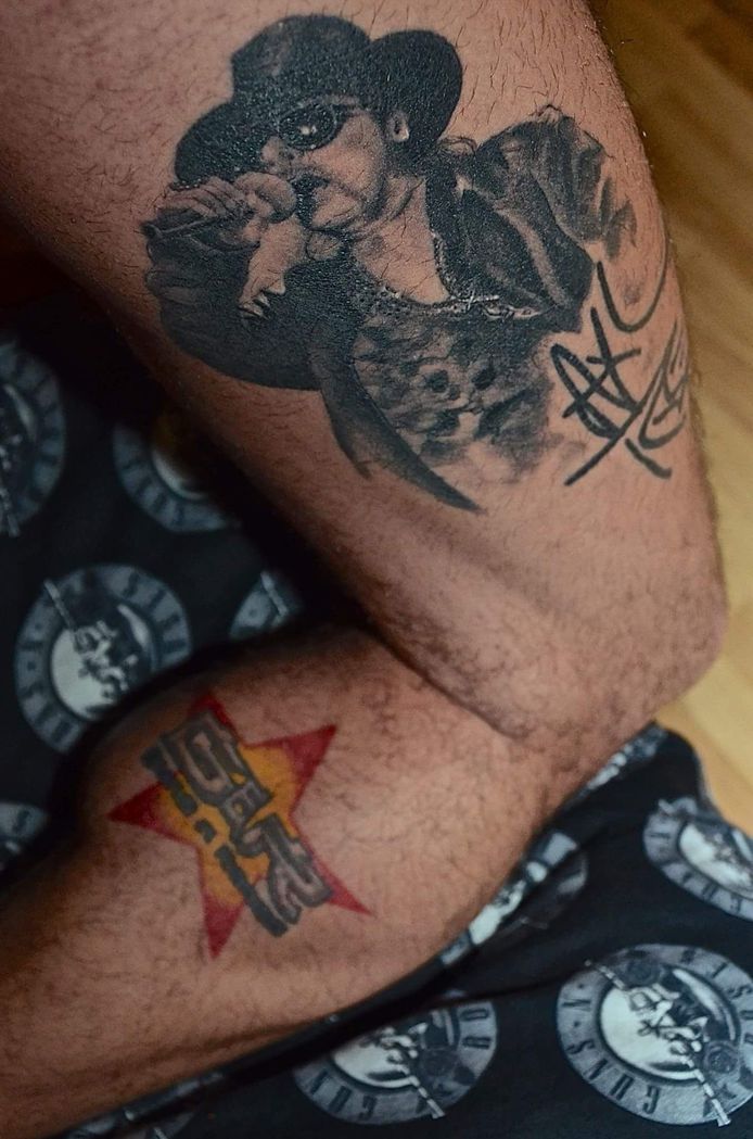 Toen een fan Axl Rose zijn tattoo liet zien reageerde de zanger lachend: "Ik lijk wel op Lemmy"