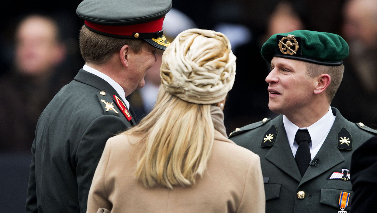 oning Willem-Alexander, koningin Maxima en Gijs Tuinman tijdens de ceremonie op het Binnenhof waar de oud-commando de Militaire Willems-Orde krijgt. Beeld anp