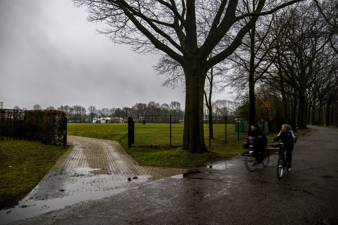 De ingang op sportpark Winkelsteeg in Nijmegen, waar een grote tijdelijke vluchtelingenopvang komt voor 1200 vluchtelingen.