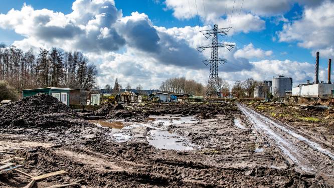 Kletsnatte grond vertraagt schoonmaken vervuilde volkstuinen in Helmond, heropening nu net voor Pasen