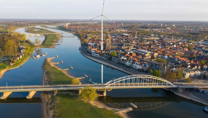 Een windmolen geprojecteerd op het Grote Kerkhof.