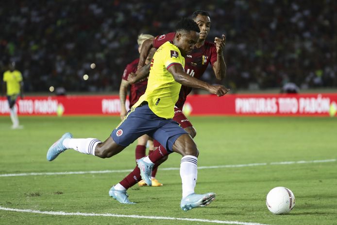 Luis Sinisterra in actie tegen Venezuela.