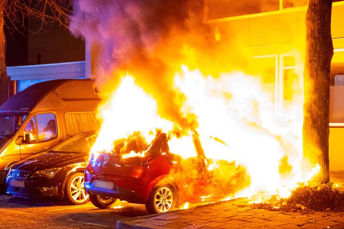 Een auto die geparkeerd stond op de Graafstroomstraat in Rotterdam is in vlammen opgegaan.