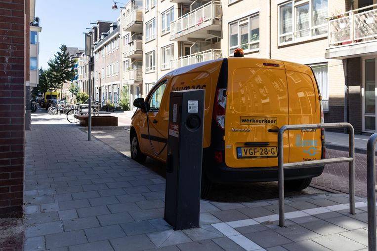De gloednieuwe paal staan in het uiterste hoekje, meteen aan het begin van het parkeervak met ruimte voor twee auto's. Hoe kun je zo twee auto's opladen? Beeld Daphne Lucker