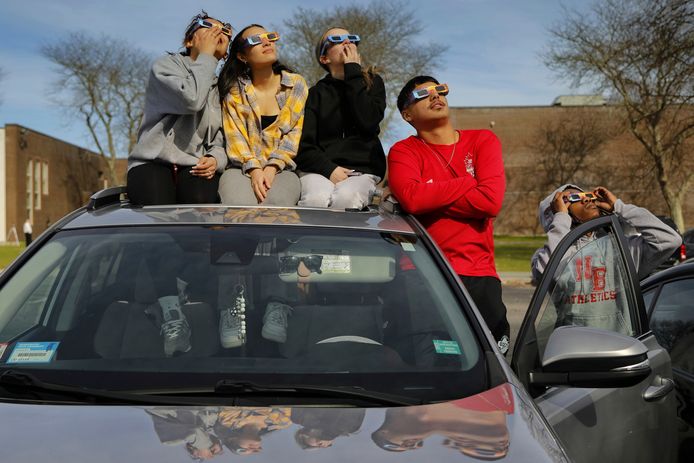 Scholieren kijken in New Bedford, Massachusetts naar de zonsverduistering.