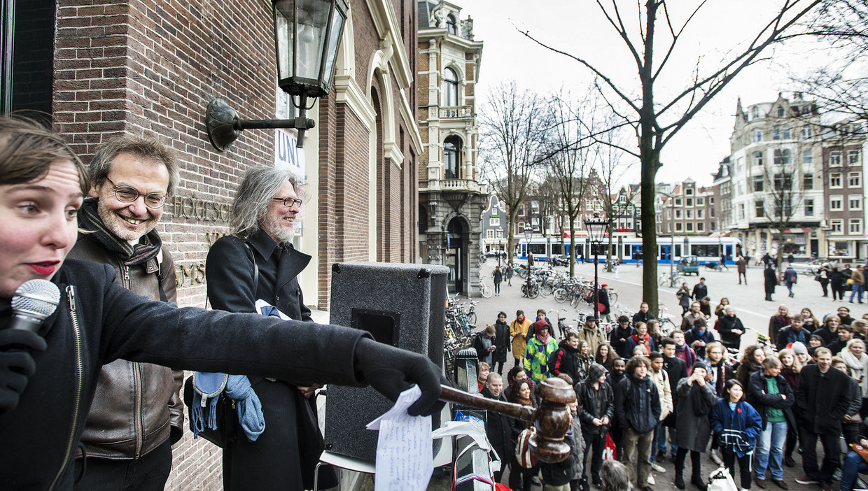 Studenten in Amsterdam houden woensdag tijdens de nationale actiedag een ludieke manifestatie op het Spui om aandacht te vragen voor hun eisen. Beeld Guus Dubbelman / de Volkskrant
