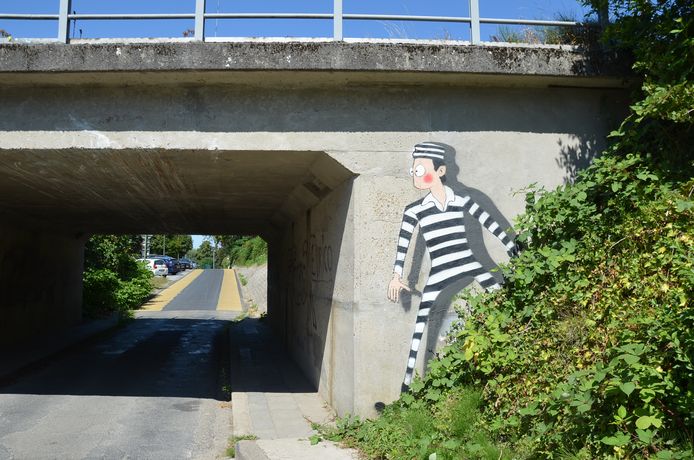 Op de brug in de Kloosterweg in Ninove doken er opvallende graffitiwerkjes op.