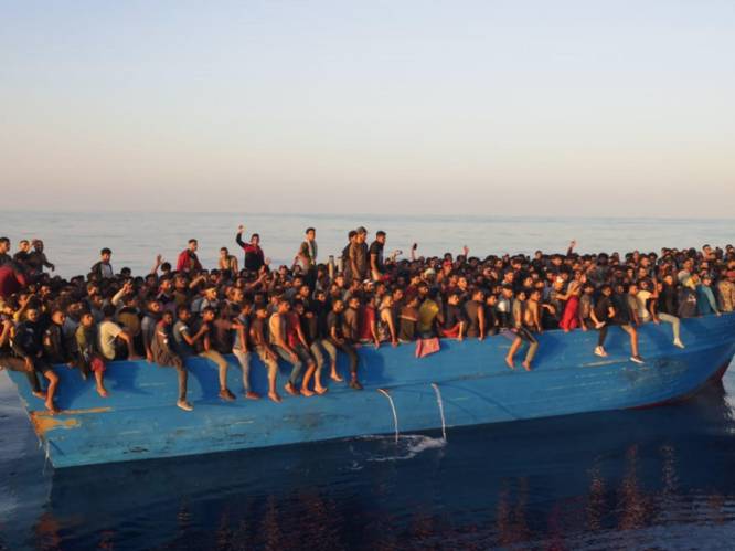 Meer dan 500 vluchtelingen in één houten boot aangekomen op Italiaanse eiland Lampedusa