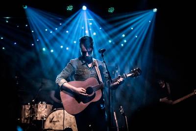 Mercy John treedt op in De Brauerij