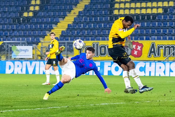 Anastasios Douvikas scores the 2-2 for FC Utrecht.