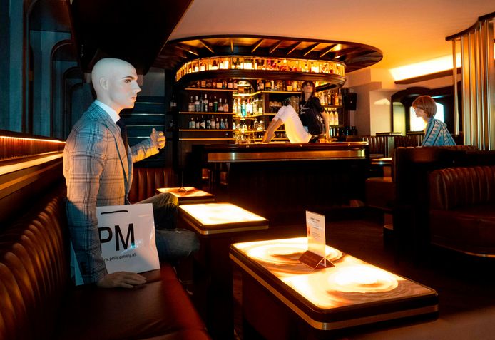 Deze bar in Wenen zet mannequins in om de klanten eraan te herinneren 'social distancing' te bewaren.