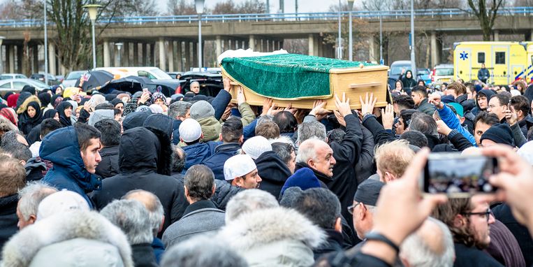 Op het plein voor de Mevlana Moskee in Rotterdam wordt de kist met daarin het lichaam van Humeyra gedragen.  Beeld Jan Kok | Boomerang Fotografie