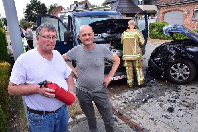 Twee buren, José Demeester (68) en Geert Meesseman (59), hebben de brandende bestelwagen geblust.