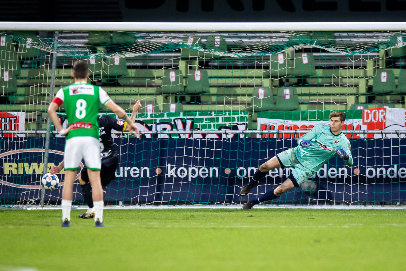 Pak slaag voor machteloos FC Dordrecht: 'We deden weinig | Foto | AD.nl