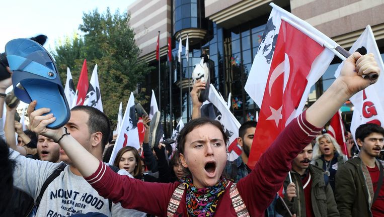 Leden van Turkse Jongerenorganisatie protesteren in Ankara tegen de komst van Barack Obema naar de G20-top in Antalya. Beeld AFP