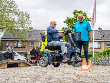 Krijn (83) reed met zijn scootmobiel de sloot in én dwars door een raam: ‘Gevaarlijk ding’