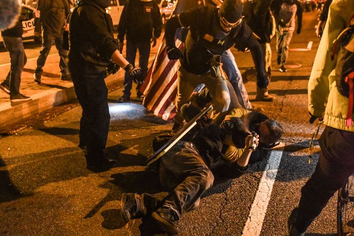 Des membres des Proud Boys frappent un membre d'Antifa au sol lors d'une manifestation le 12 décembre 2020 à Washington, DC.