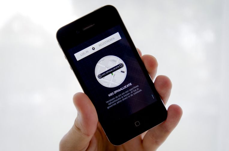 De app Uber op een smartphone. Camps haakt met zijn nieuwjaarsartikel in op initiatieven zoals onlinetaxidienst Uber en als Airbnb. Beeld anp