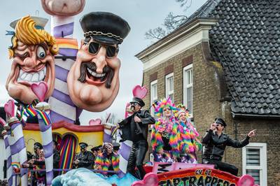 Carnavalsverenigingen overvallen door beperking aantal mensen op een wagen: ‘Dit komt uit de lucht v