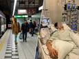 Redouan is in coma nadat hij zeven messteken opliep bij een ruzie in de tram, ter hoogte van premetrostation Handel. De reizigers op de foto hebben niets met het incident te maken.