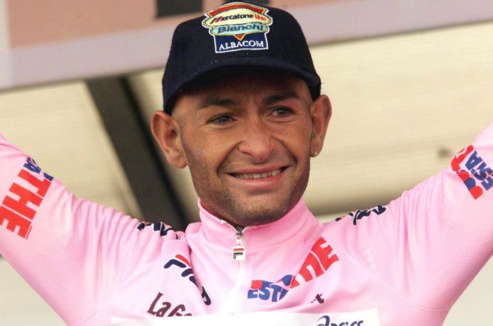 Marco Pantani werd in 1999 in de roze trui uit de Giro gezet.