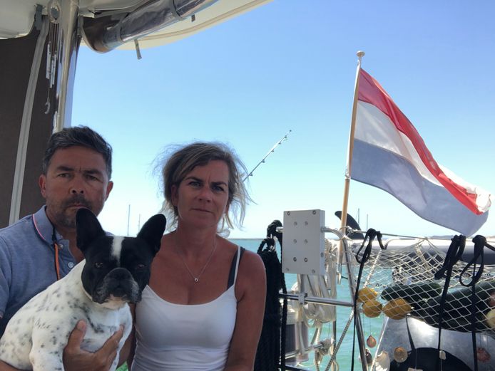 David Ockhuijzen en zijn vrouw José-Anne (met hond Lulu) worden op hun boot 'gek van het gebrek aan vrijheid'.