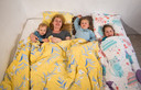 Alleenstaande moeder Herlinde Joostens slaapt elke nacht samen met haar drie kindjes.