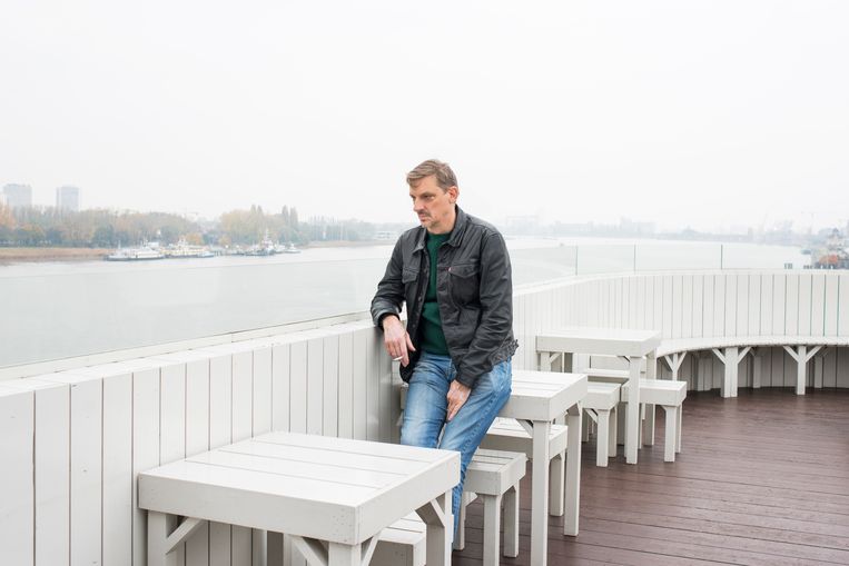 Peter Van Den Begin: 'Ik merk dat mijn kinderen (Van Den Begin heeft twee dochters van 8 en 11 jaar, KK) het ook kunnen: verdwijnen in hun fantasiewereld' Beeld Karmen Ayvazyan