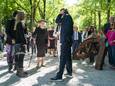Prinses Beatrix bekijkt de beeldententoonstelling Voorhout Monumentaal op het Lange Voorhout.