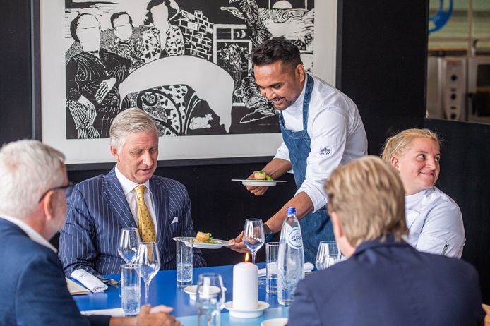 Koning Filip was woensdagmiddag op bezoek bij Instroom Academy, het opleidingscentrum van chef-kok Seppe Nobels.
