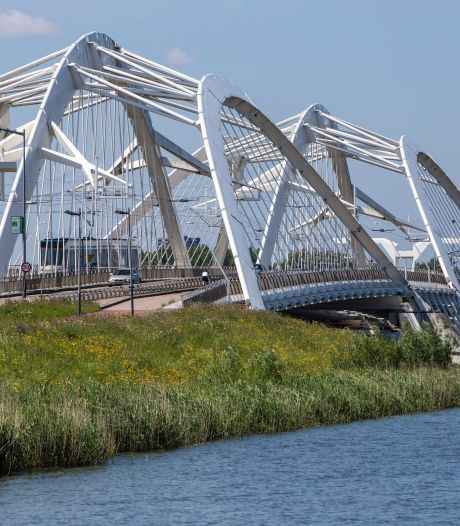 Vijf mensen gewond door aanvaring met brugpijler IJburg, boot gezonken