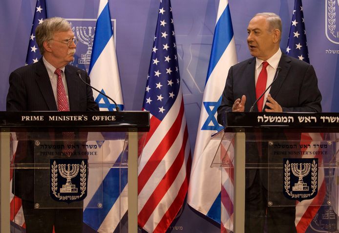 John Bolton naast Benjamin Netanyahu.