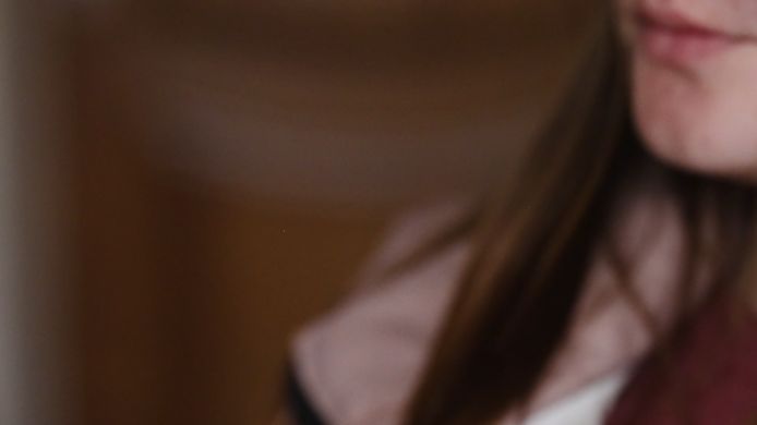 'Dasha', een schuilnaam van een Oekraïense tiener, die moedig getuigt over haar verkrachting.