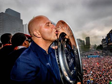 ‘Ik blijf’ van Arne Slot geeft Feyenoord voorsprong op Ajax en PSV: ‘Nooit onderhandeld met welke club dan ook’