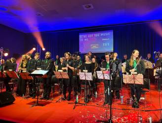 Volgelopen De Vaart geniet van optreden Koninklijke Harmonie De Broedermin

