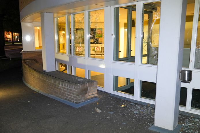 Man gooit stenen tegen ruit van politiebureau in Oss.