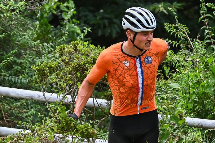 Uiteindelijk stapte Mathieu van der Poel toch weer op de fiets.
