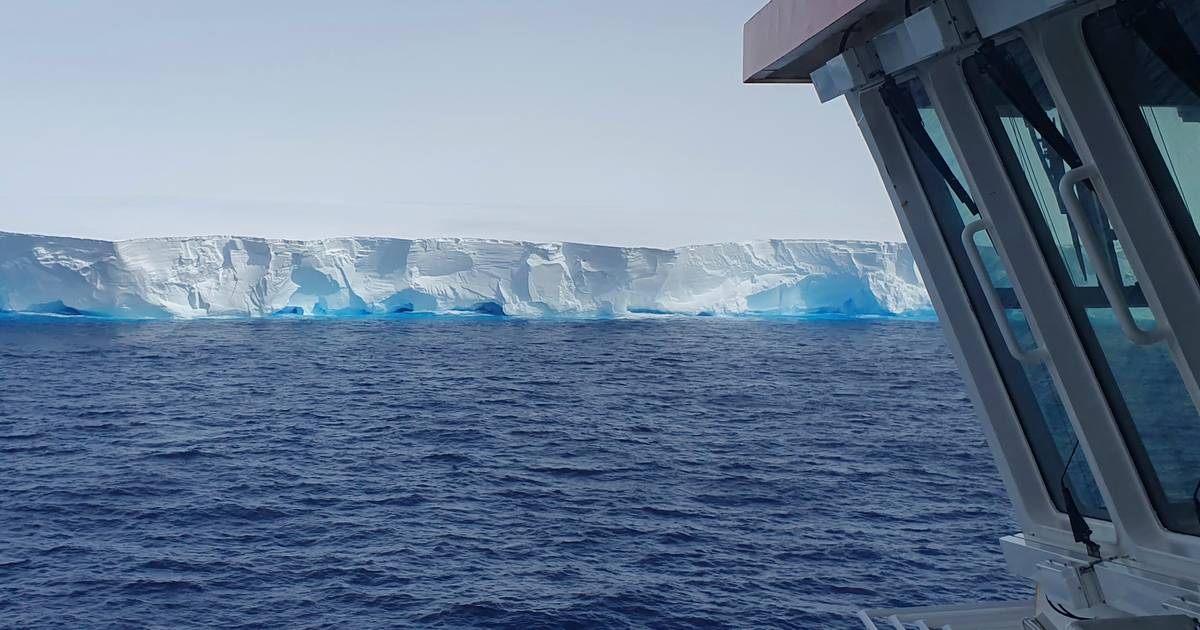 ‘Extremely lucky’ for scientists on board research ship in Antarctica to be able to examine world’s largest iceberg live |  Science and the planet