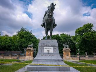 Kunstenaar tovert monument Leopold II om tot ‘crime scene’: “Kan dit standbeeld zomaar blijven staan?”