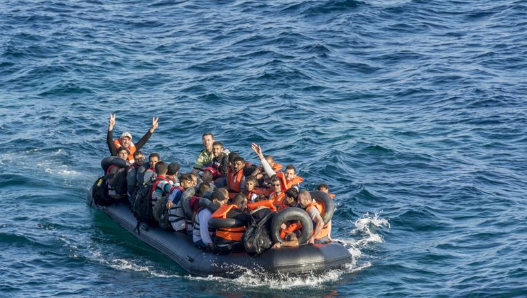 Syrische bootvluchtelingen onderweg op het water in een volle rubberboot op 5 juli. Beeld anp