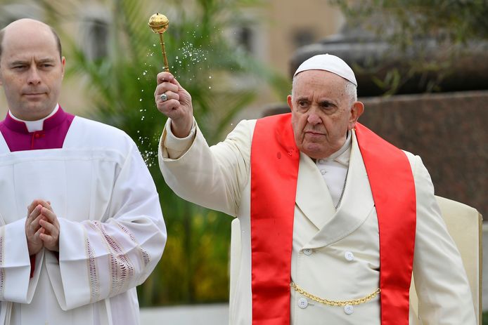 Een vertrouwd beeld: paus Franciscus leidt de mis op Palmzondag