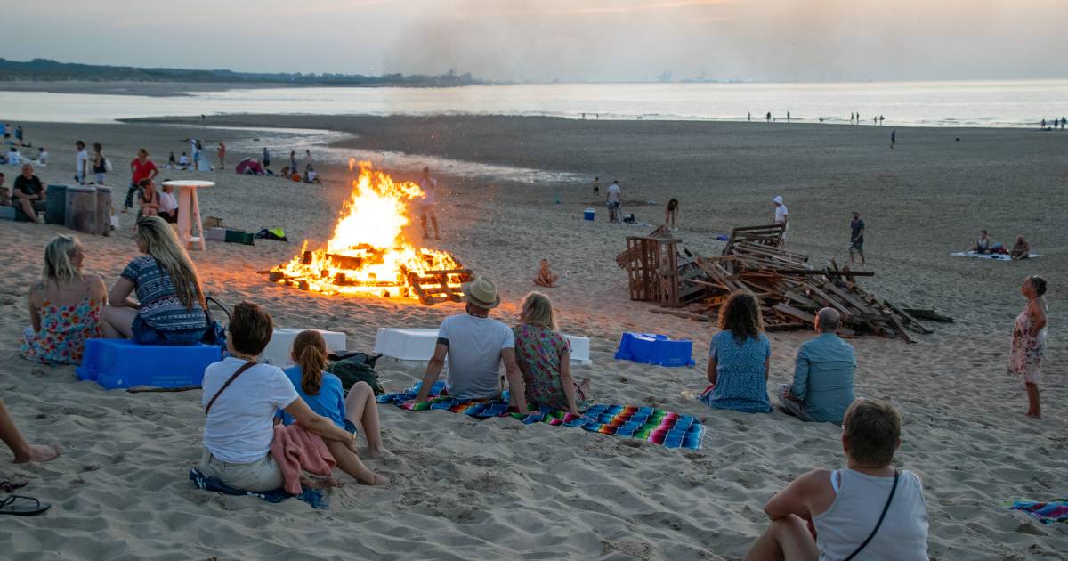 Retranchement neemt met strandkampvuur afscheid van de zomer