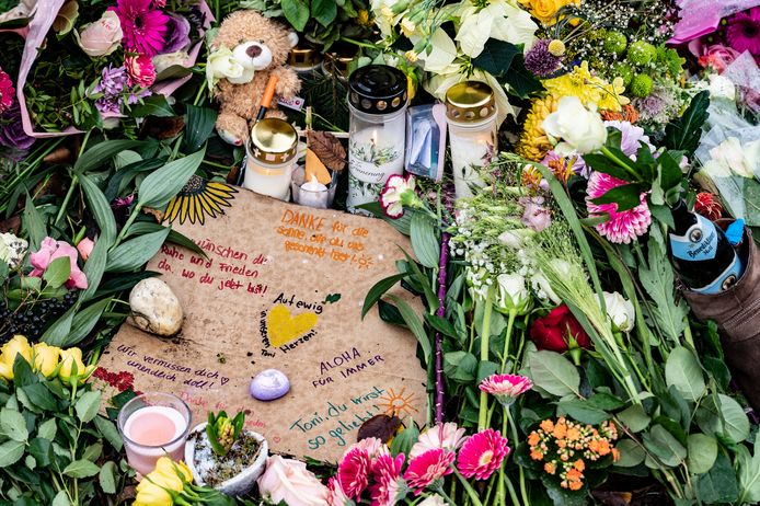 Een bermmonument in Nijmegen voor een 20-jarige studente die omkwam bij ongeluk met een vuilniswagen.