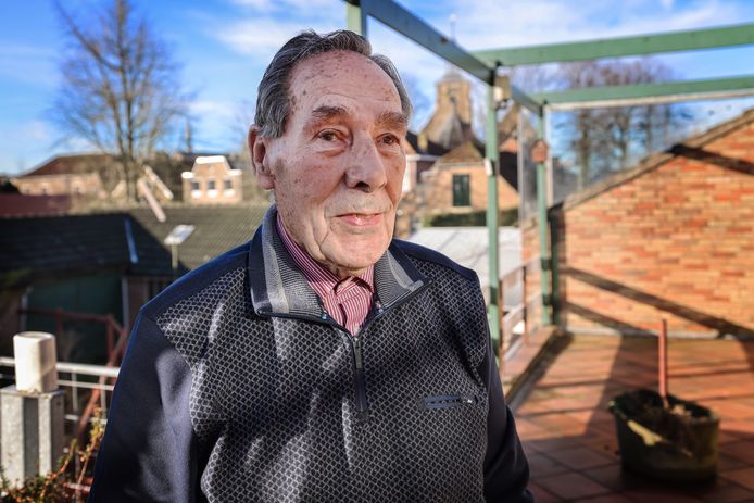 Janus Smeets op zijn eigen terras in Oude-Tonge, de gemeente die zo zwaar werd getroffen bij de watersnoodramp van 1953.