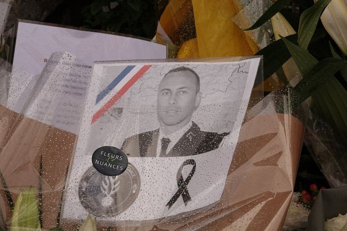 Arnaud Beltrame (1973-2018), de hoge gendarme die de plaats innam van de kasierster en de gijzeling niet overleefde,  kreeg een staatsbegrafenis .