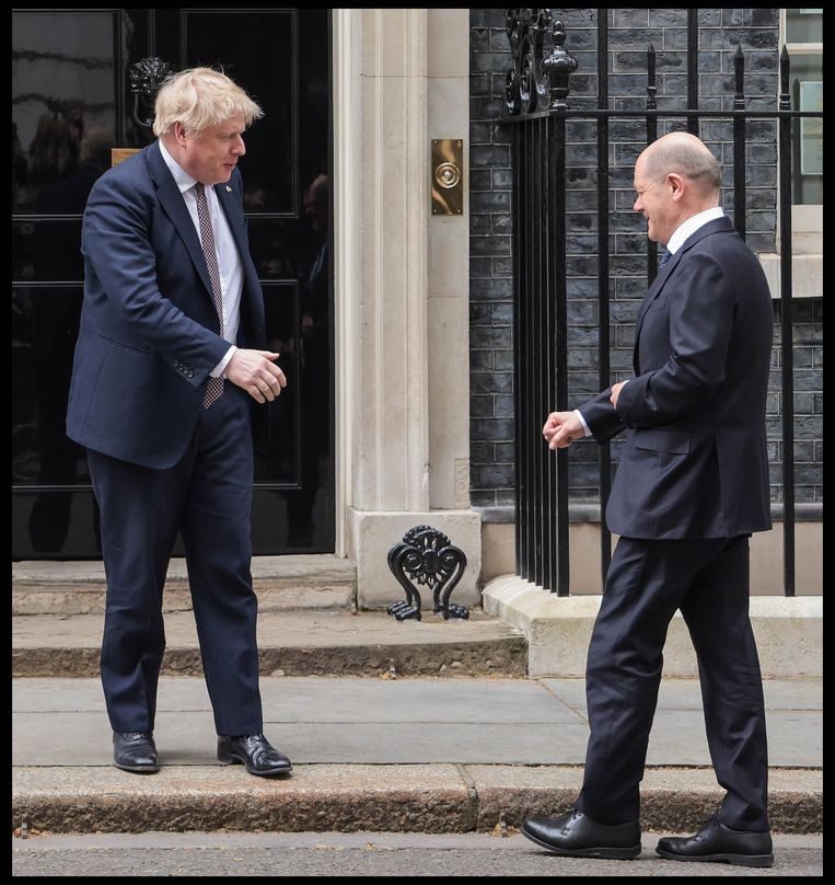 Op 8 april bezocht Scholz (r.) Boris Johnson in Londen. Een dag later wandelde de Britse premier door Kiev, maar zat Scholz weer in Berlijn. Beeld Photo News