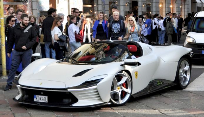 Zlatan Ibrahimovic in een peperdure Ferrari Daytona SP3.